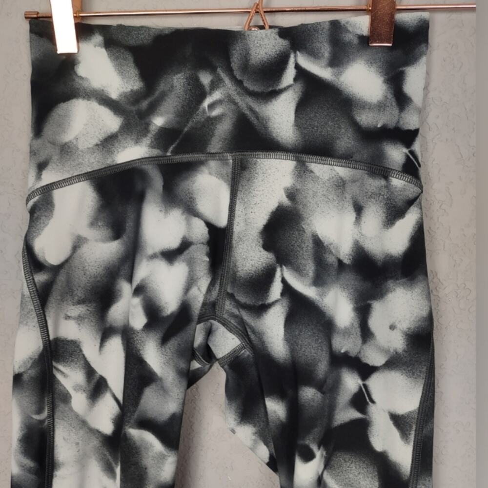 Lululemon Train Times 7/8 Pant 25" Blush Blossom Alpine White / Black Size 4 - Picture 14 of 16